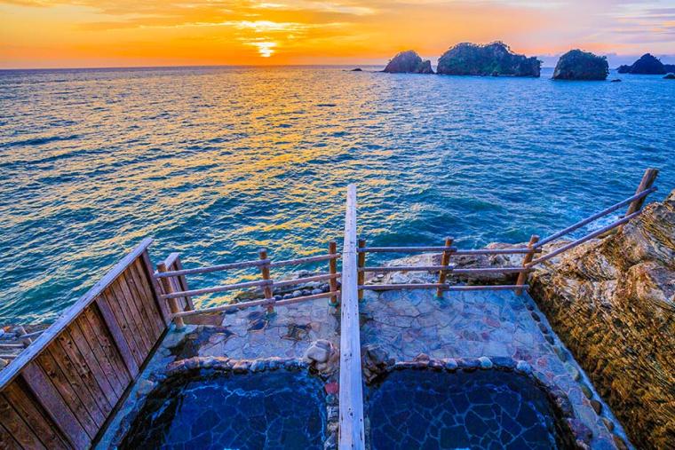 断崖の上から海を見下ろす温泉「沢田公園露天風呂」