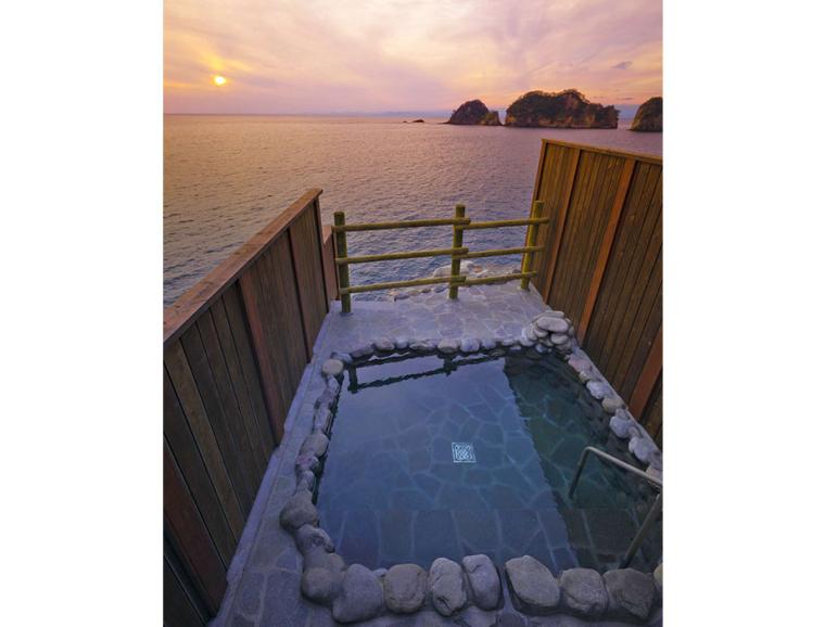 断崖の上から海を見下ろす温泉「沢田公園露天風呂」