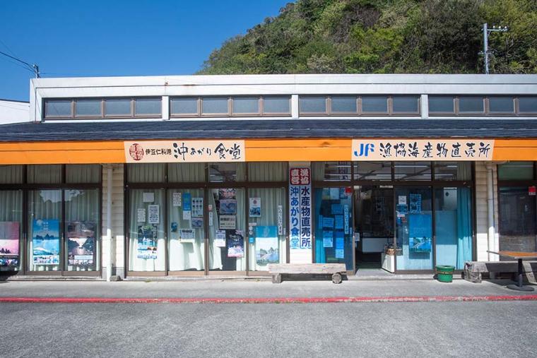 「沖あがり食堂」で新鮮なイカと魚介類のランチ