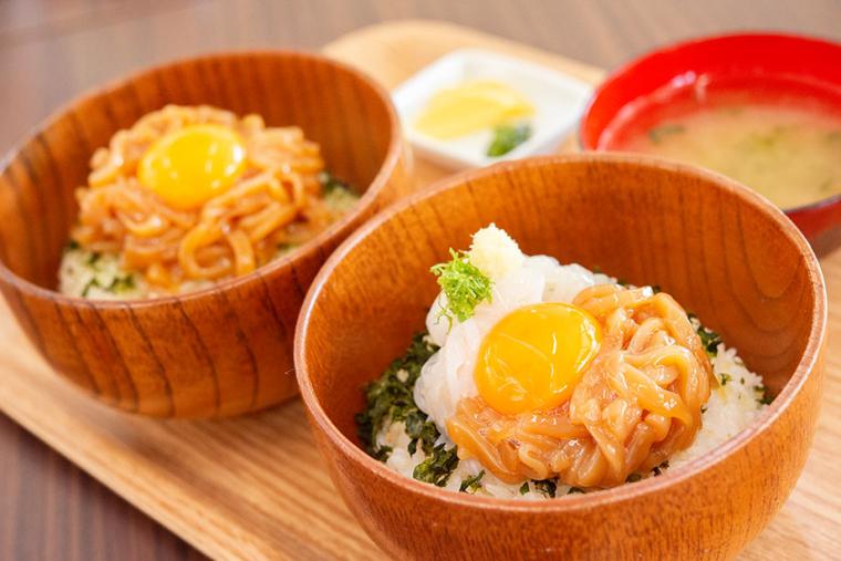 「沖あがり食堂」で新鮮なイカと魚介類のランチ