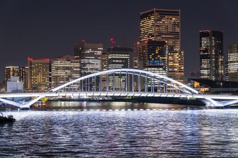 隅田川に架かる橋のライトアップ