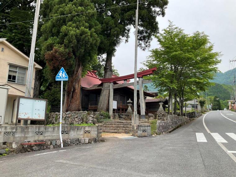 鳥取県の山あいの地域にある地元民おすすめ超穴場な涼スポット！民家の間の細道を通ってたどり着く「権現滝」