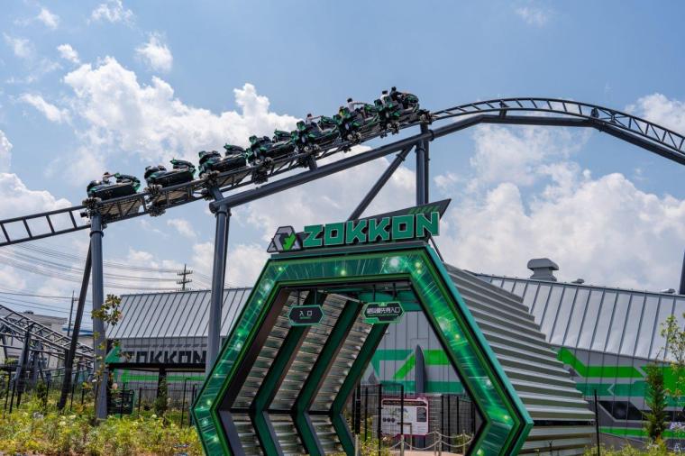 富士急ハイランドZOKKONアトラクションと入口付近様子