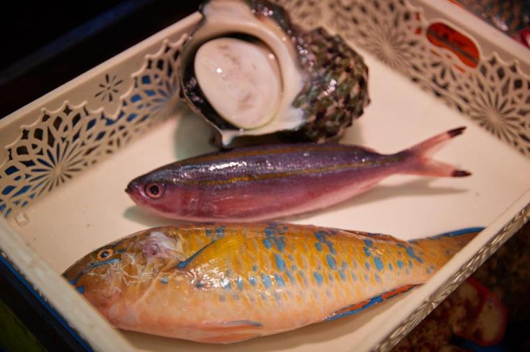 那覇市第一牧志市場の「持ち上げ」