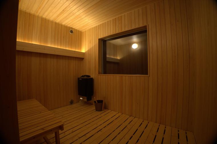 4人で楽しめる広々とした「プライベートサウナ」