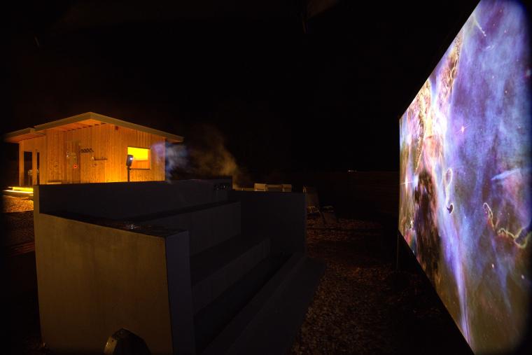 屋外でお湯に浸かりながら映像鑑賞できる「座湯シアター」