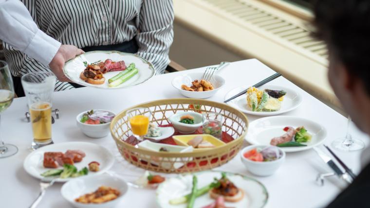 食事には、小野川湧水を用いた地産地消のメニューを豊富に用意