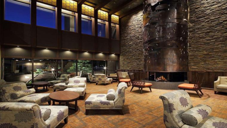 レトロな雰囲気を演出するロビー