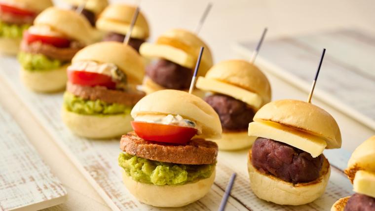 朝食ビュッフェのベジバーガーとあんバターバーガー