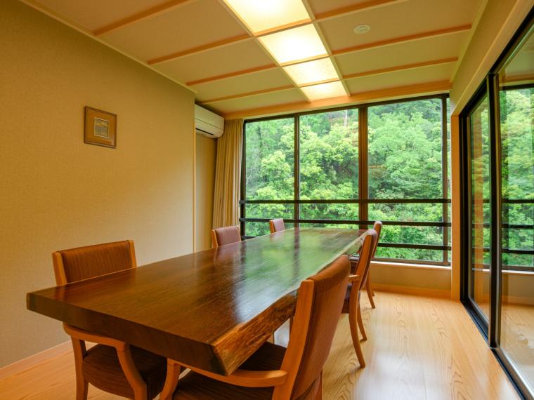 「【渓流眺望】部屋食＆源泉露天風呂付特別室」のダイニングスペース