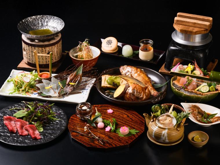 のどぐろや能登牛などが並ぶ特選会席