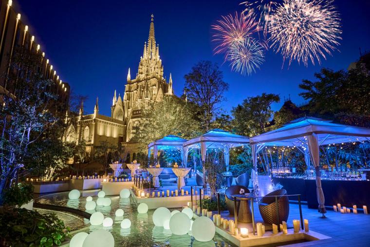 「ストリングスホテル 名古屋」の中庭「Cabana Garden」