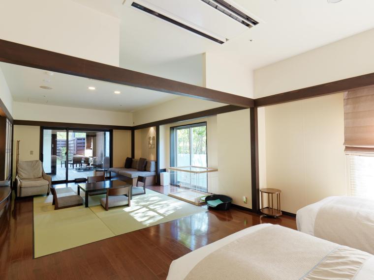 大型犬1頭まで宿泊できる定員4名の露天風呂付和洋室