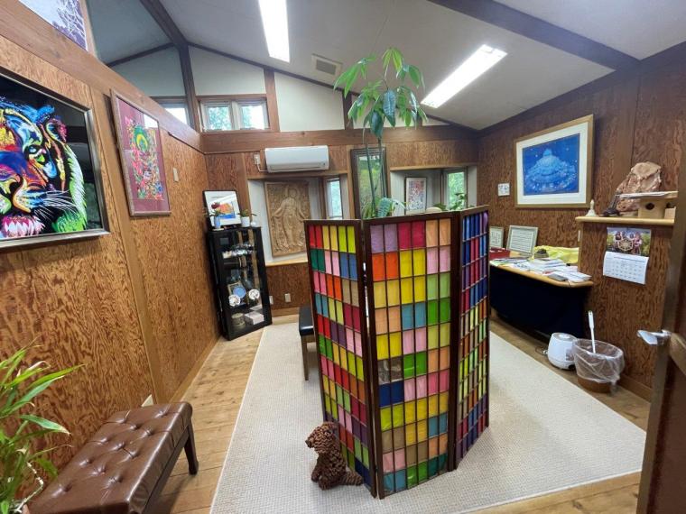 自動車教習所の中にある本格占いカフェ！実は有名人も訪れる知る人ぞ知る場所でした…！｜島根県益田市       