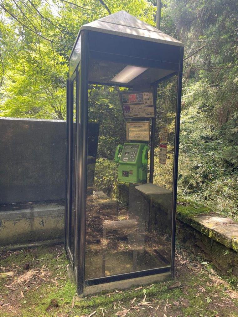 「何かがおかしい…」山の中で見つけた受話器が２つある公衆電話。｜島根県津和野町  