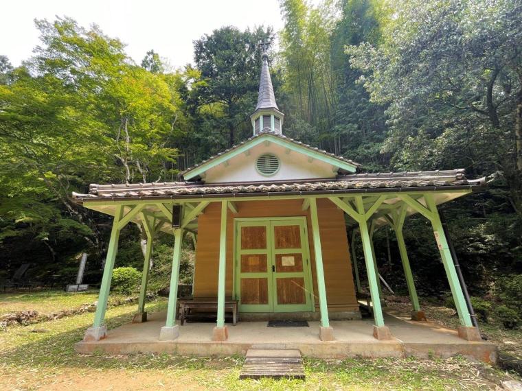 「何かがおかしい…」山の中で見つけた受話器が２つある公衆電話。｜島根県津和野町  