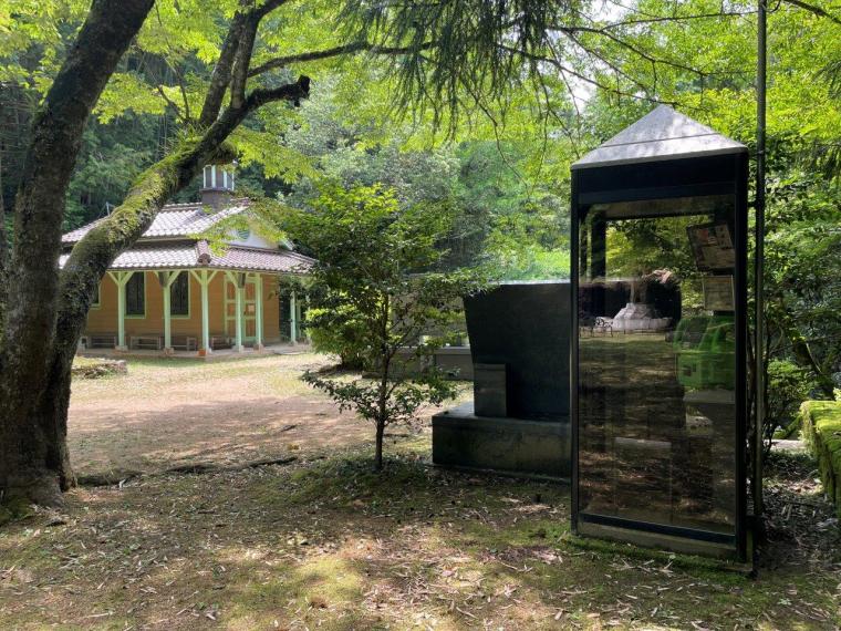 「何かがおかしい…」山の中で見つけた受話器が２つある公衆電話。｜島根県津和野町  