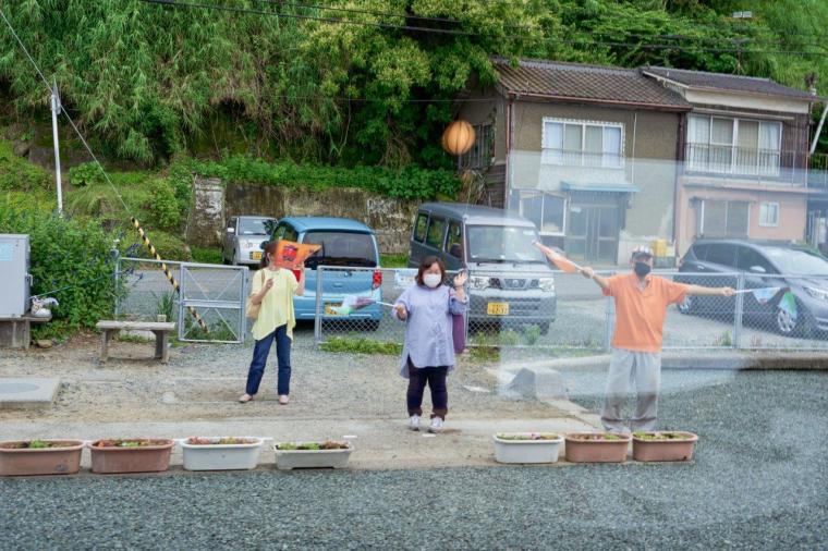 旗を振って出迎えてくれる