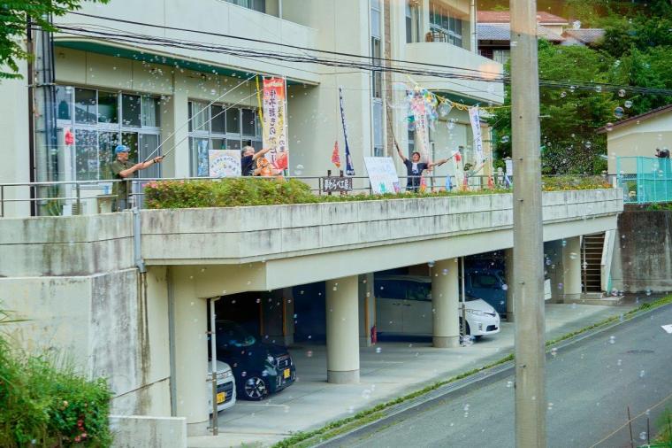 個性豊かな登場とあたたかな歓迎ムード