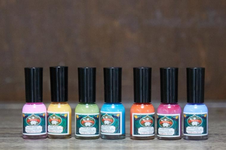 京都駅で買えるお土産（胡粉ネイル）