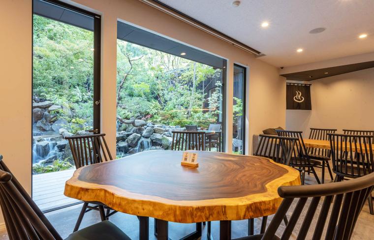 大きな窓の外に庭園が広がるダイニング