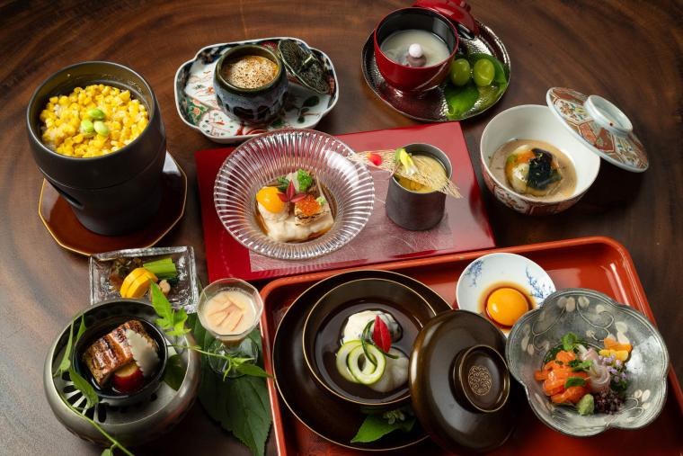 夕食は旬食材をふんだんに使用した会席料理