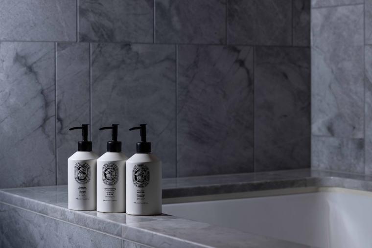 バスルームに置かれた3種類の他、シャワージェル、ハンドソープも設置