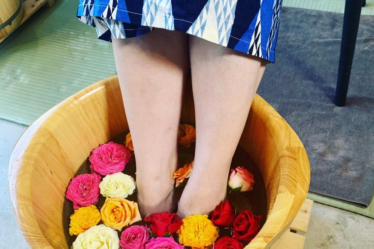 足湯体験コースでは、温泉入浴専門家が適切な足湯の入り方を指導