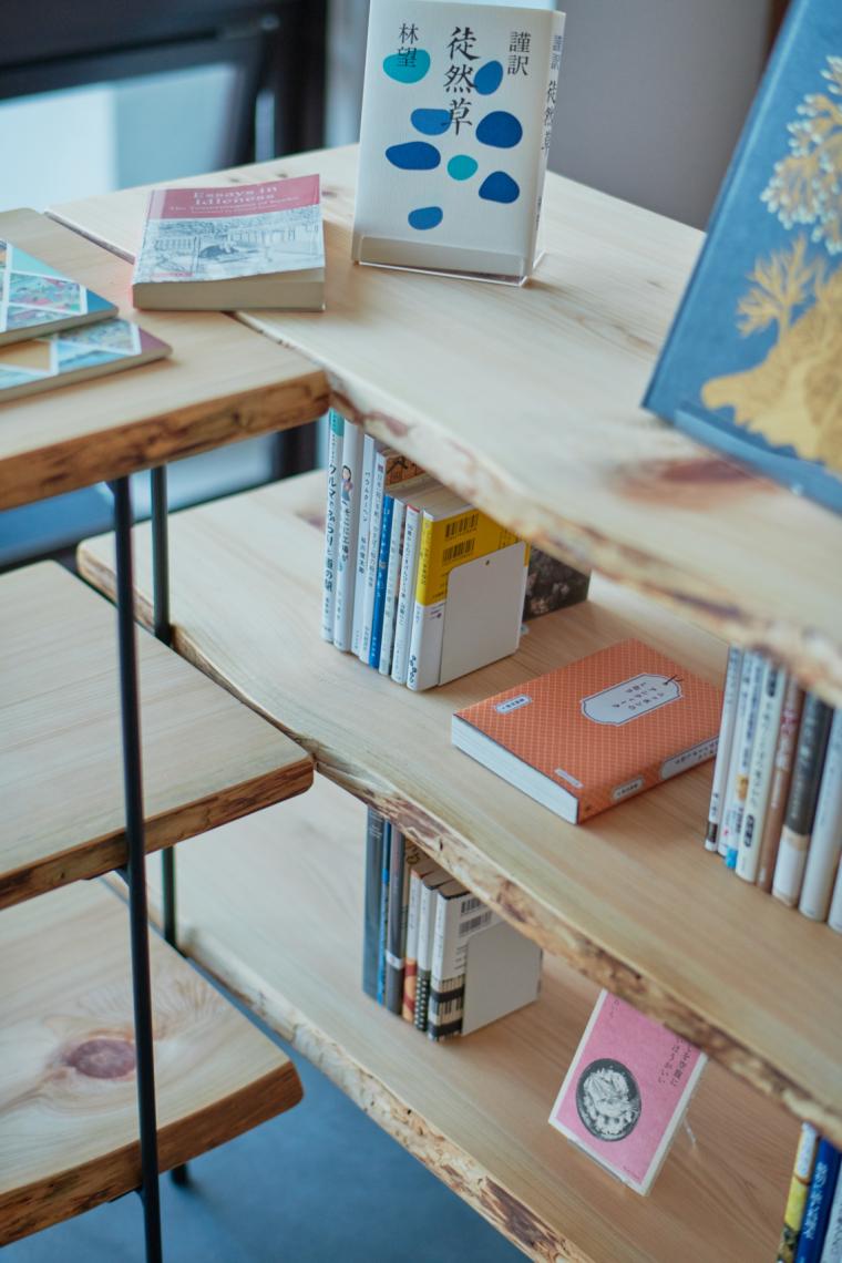 ロビー内に用意されたライブラリーコーナー