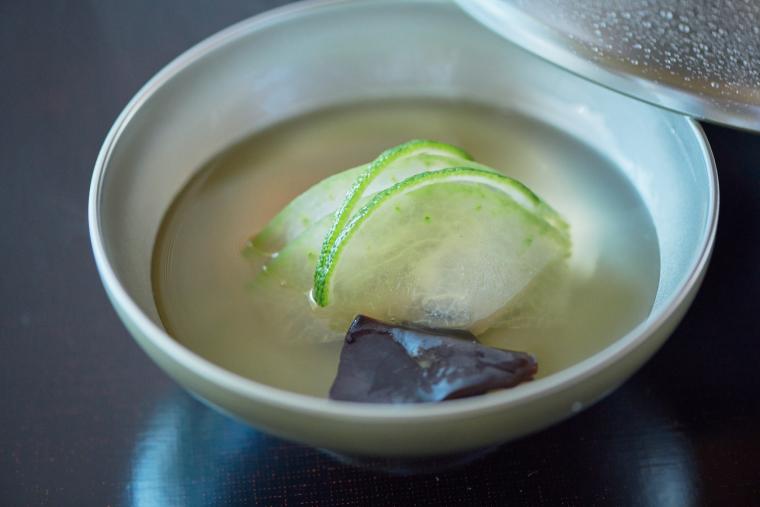 食事は地元の生産者から仕入れる旬の素材を使用