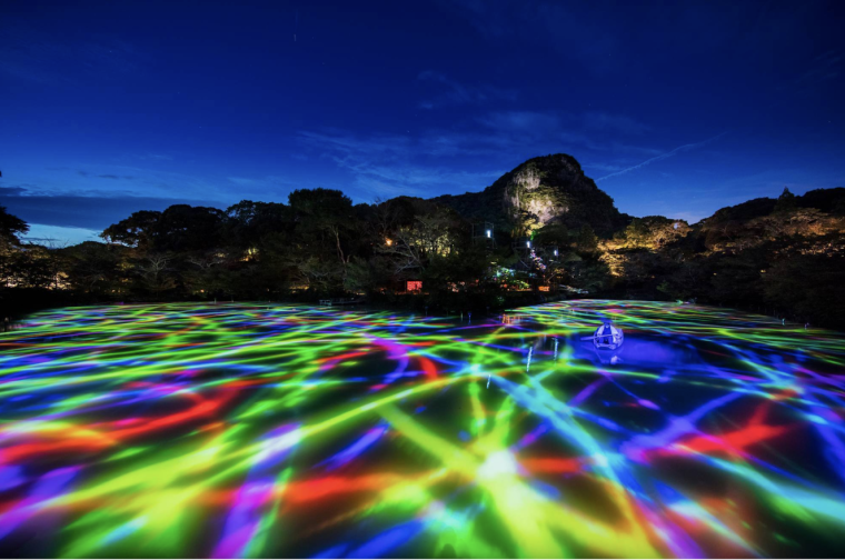 夜の森のミュージアム「チームラボ かみさまがすまう森 - ジーシー」