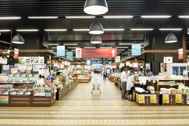 駅ナカの市場で湯沢の名産品を購入