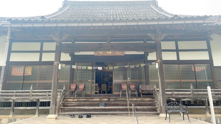 世界でココだけ?!お寺の本堂で深夜BARが開かれる！面白過ぎる宿坊体験