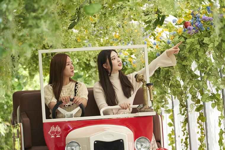 秋仕様で登場するライド式アトラクション「アリスツアーズ」