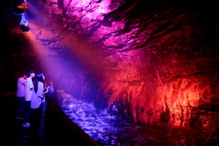 三段壁洞窟内をライトアップ