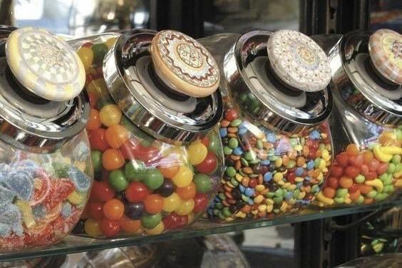 駄菓子が並んだ「SMART縁日」のイメージ