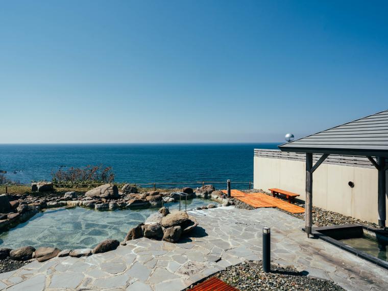 積丹の壮大な景色と文学が融合！「崖っぷち書店」と「みさきの図書館」オープン