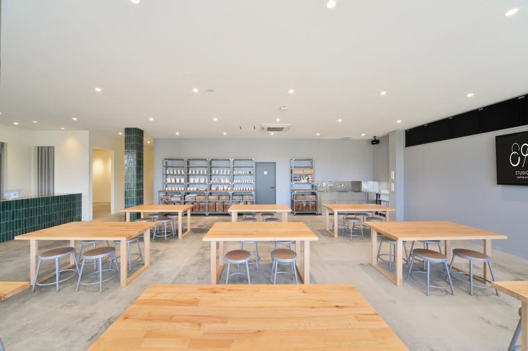 職人から絵付けを学べるワークショップスペース