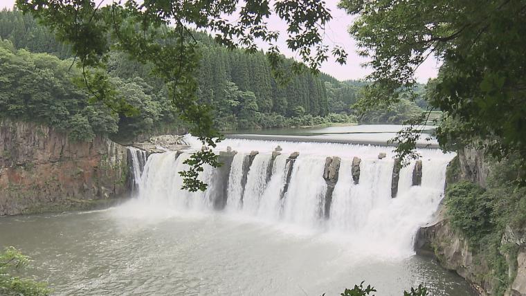 天然のクーラー「原尻の滝」と話題の「５色のそうめん」