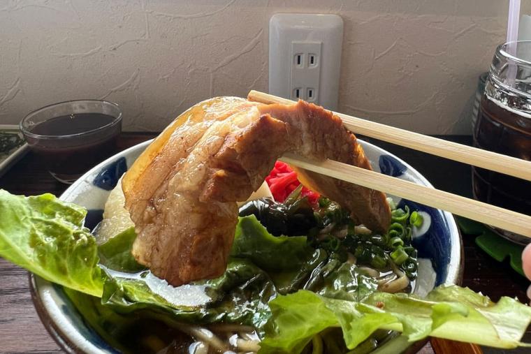 全粒粉入り自家製麺の沖縄そばと地魚料理「上原そば」（名護市） 