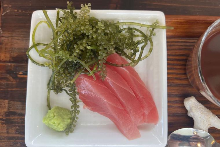 全粒粉入り自家製麺の沖縄そばと地魚料理「上原そば」（名護市） 