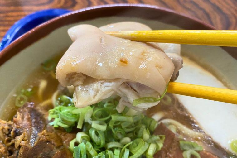 満腹！満足！満員御礼！沖縄そばと定食の「だるまそば」（沖縄市）