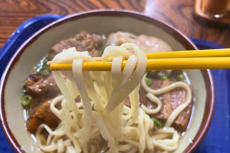 満腹！満足！満員御礼！沖縄そばと定食の「だるまそば」（沖縄市）