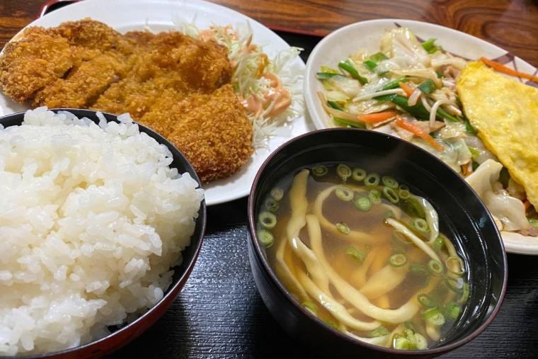 満腹！満足！満員御礼！沖縄そばと定食の「だるまそば」（沖縄市）