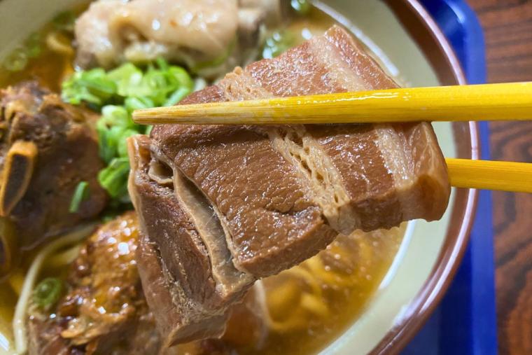 満腹！満足！満員御礼！沖縄そばと定食の「だるまそば」（沖縄市）