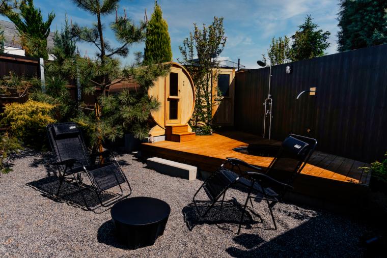 「Metsikko」は、松が茂る中、落ち着きの空間を演出