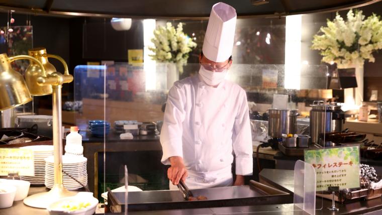 夕食ブッフェのライブキッチン