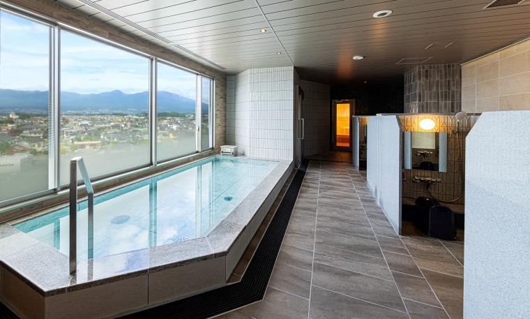 佐久平の風景が一望できる最上階の大浴場