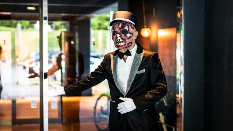 GLAMPROOK HALLOWEENモンスターグランピング　ゾンビ　ドアマン