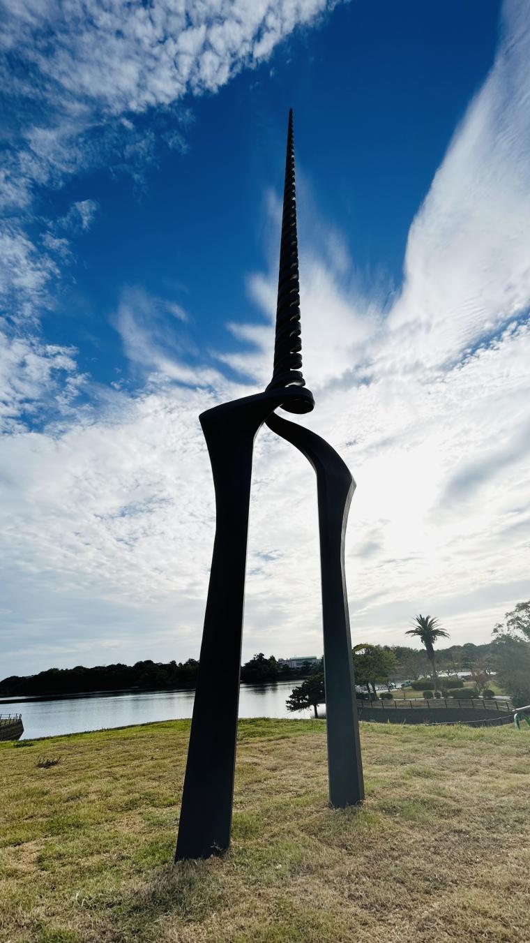 「ときわ公園 UBEビエンナーレ彫刻の丘」に設置された「ロンギヌスの槍」